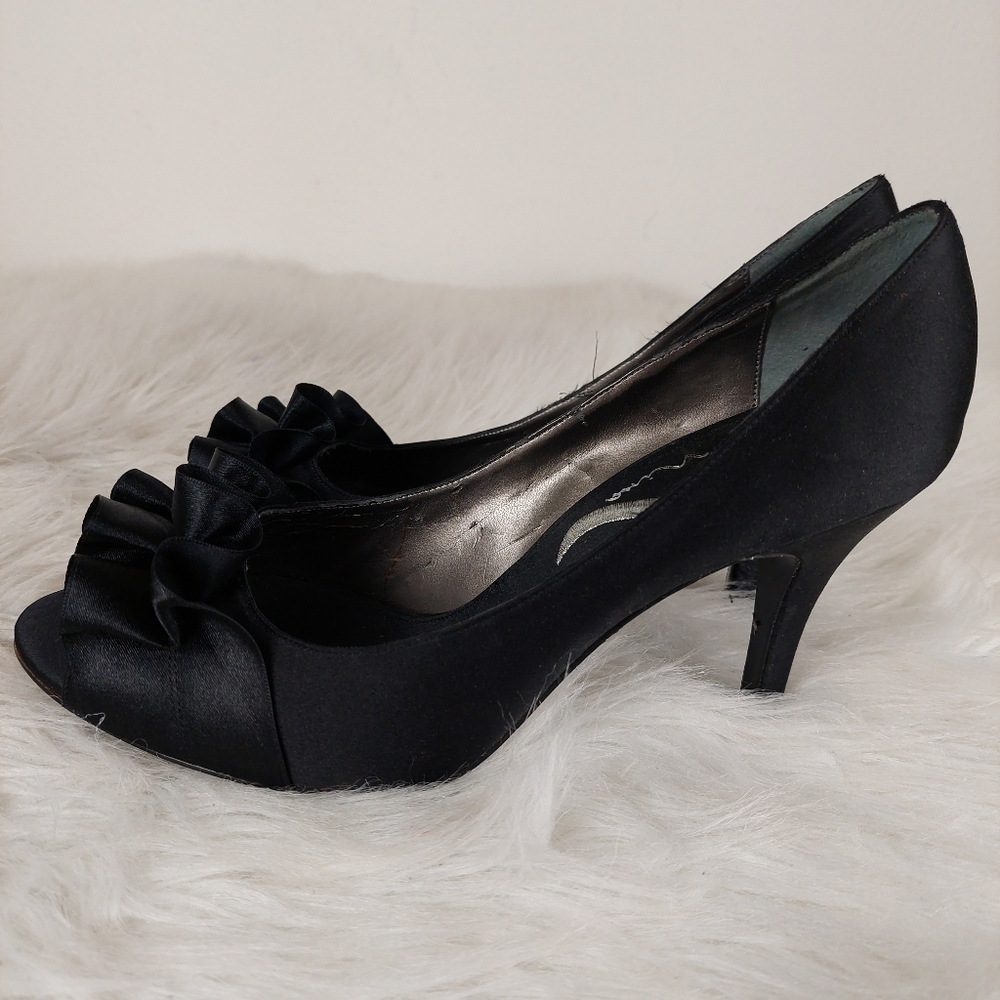 Nina Satin Ruffled Peep Toe High Heels Pump Black Sz 9M 3” heel Special Occasion